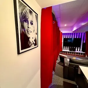  Appartement Experience Cinema Immersif Dans Renove Pres De Montmartre